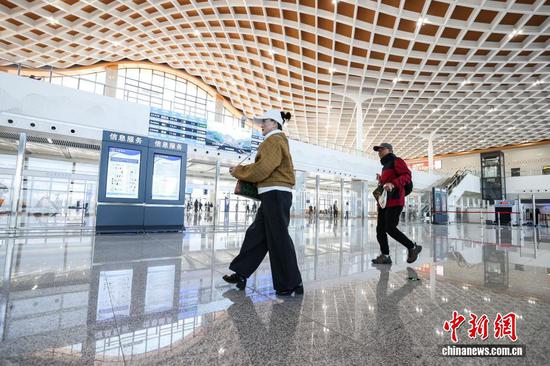 11月28日,贵州省兴义市,旅客步入兴义南站候车大厅。当日,贵州盘州至兴义高速铁路(盘兴高铁)开通运营,该高铁全长99公里,设计时速250公里,自沪昆客专盘州站引出,经盘州市石桥镇、响水镇、保田镇进入黔西南州兴义市。该高铁共设车站3座,其中改建盘州站,新建保田站、兴义南站。盘兴高铁的开通让贵州成为中国西南地区首个实现市(州)中心城市高铁全覆盖的省份。 11月28日,贵州省兴义市,旅客步入兴义南站候车大厅。当日,贵州盘州至兴义高速铁路(盘兴高铁)开通运营,该高铁全长99公里,设计时速250公里,自沪昆客专盘州站引出,经盘州市石桥镇、响水镇、保田镇进入黔西南州兴义市。该高铁共设车站3座,其中改建盘州站,新建保田站、兴义南站。盘兴高铁的开通让贵州成为中国西南地区首个实现市(州)中心城市高铁全覆盖的省份。