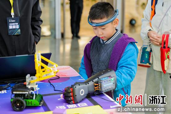 游客在互动市集体验脑机接口。 活动主办方供图 游客在互动市集体验脑机接口。 活动主办方供图