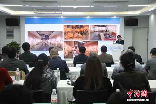 “2025多彩贵州·第十八届中国原生态国际摄影大展”上海精品巡展开展仪式现场。　中新网记者 张亨伟 摄