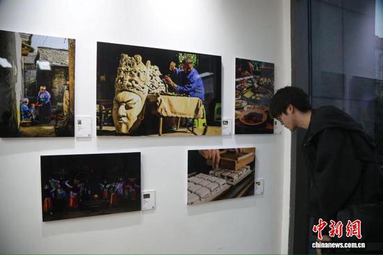 “2025多彩贵州·第十八届中国原生态国际摄影大展”上海精品巡展展厅现场。　中新网记者 张亨伟 摄