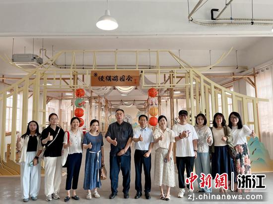 打卡双林绫绢。双林镇供图 打卡双林绫绢。双林镇供图