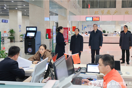 11月26日，自治区党委书记、兵团党委第一书记、第一政委陈小江在兵团第七师胡杨河市政务服务中心，了解各项工作开展情况。石榴云/新疆日报记者 崔志坚 摄