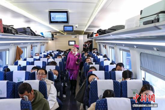 11月28日,贵州省盘州市,贵阳客运段乘务员在兴义南开往成都南的G9962次列车车厢内巡视。当日,贵州盘州至兴义高速铁路(盘兴高铁)开通运营,该高铁全长99公里,设计时速250公里,自沪昆客专盘州站引出,经盘州市石桥镇、响水镇、保田镇进入黔西南州兴义市。该高铁共设车站3座,其中改建盘州站,新建保田站、兴义南站。盘兴高铁的开通让贵州成为中国西南地区首个实现市(州)中心城市高铁全覆盖的省份。 11月28日,贵州省盘州市,贵阳客运段乘务员在兴义南开往成都南的G9962次列车车厢内巡视。当日,贵州盘州至兴义高速铁路(盘兴高铁)开通运营,该高铁全长99公里,设计时速250公里,自沪昆客专盘州站引出,经盘州市石桥镇、响水镇、保田镇进入黔西南州兴义市。该高铁共设车站3座,其中改建盘州站,新建保田站、兴义南站。盘兴高铁的开通让贵州成为中国西南地区首个实现市(州)中心城市高铁全覆盖的省份。