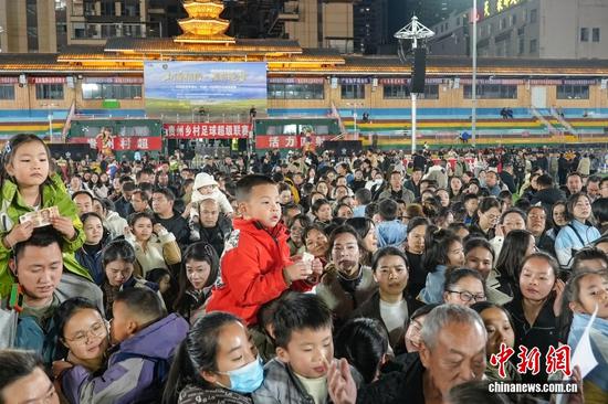 11月27日晚,“村超”发源地贵州省黔东南州榕江县在“村超”球场举行向香港大埔火灾受灾民众捐赠仪式,数千名榕江民众纷纷前来募捐。 11月27日晚,“村超”发源地贵州省黔东南州榕江县在“村超”球场举行向香港大埔火灾受灾民众捐赠仪式,数千名榕江民众纷纷前来募捐。
