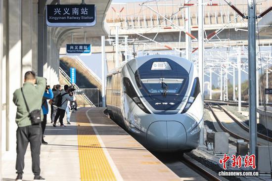 11月28日,贵州省兴义市,和谐号动车组驶出兴义南站。当日,贵州盘州至兴义高速铁路(盘兴高铁)开通运营,该高铁全长99公里,设计时速250公里,自沪昆客专盘州站引出,经盘州市石桥镇、响水镇、保田镇进入黔西南州兴义市。该高铁共设车站3座,其中改建盘州站,新建保田站、兴义南站。盘兴高铁的开通让贵州成为中国西南地区首个实现市(州)中心城市高铁全覆盖的省份。 11月28日,贵州省兴义市,和谐号动车组驶出兴义南站。当日,贵州盘州至兴义高速铁路(盘兴高铁)开通运营,该高铁全长99公里,设计时速250公里,自沪昆客专盘州站引出,经盘州市石桥镇、响水镇、保田镇进入黔西南州兴义市。该高铁共设车站3座,其中改建盘州站,新建保田站、兴义南站。盘兴高铁的开通让贵州成为中国西南地区首个实现市(州)中心城市高铁全覆盖的省份。