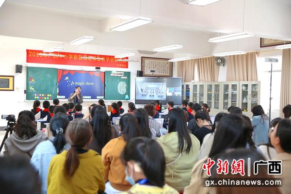 “1+1”远程互动教学模式。祥立胜 摄 “1+1”远程互动教学模式。祥立胜 摄