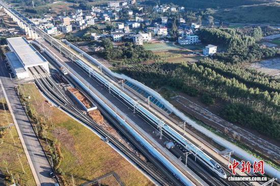 11月28日,贵州盘兴高铁开通运营。记者 瞿宏伦 摄 11月28日,贵州盘兴高铁开通运营。记者 瞿宏伦 摄