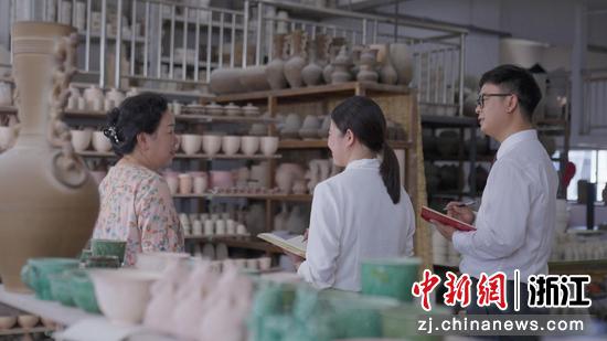 浙商银行丽水分行客户经理调研走访青瓷小微企业。 浙商银行 供图 浙商银行丽水分行客户经理调研走访青瓷小微企业。 浙商银行 供图