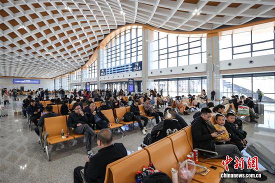 11月28日,贵州省兴义市,旅客在兴义南站候车大厅候车。当日,贵州盘州至兴义高速铁路(盘兴高铁)开通运营,该高铁全长99公里,设计时速250公里,自沪昆客专盘州站引出,经盘州市石桥镇、响水镇、保田镇进入黔西南州兴义市。该高铁共设车站3座,其中改建盘州站,新建保田站、兴义南站。盘兴高铁的开通让贵州成为中国西南地区首个实现市(州)中心城市高铁全覆盖的省份。 11月28日,贵州省兴义市,旅客在兴义南站候车大厅候车。当日,贵州盘州至兴义高速铁路(盘兴高铁)开通运营,该高铁全长99公里,设计时速250公里,自沪昆客专盘州站引出,经盘州市石桥镇、响水镇、保田镇进入黔西南州兴义市。该高铁共设车站3座,其中改建盘州站,新建保田站、兴义南站。盘兴高铁的开通让贵州成为中国西南地区首个实现市(州)中心城市高铁全覆盖的省份。