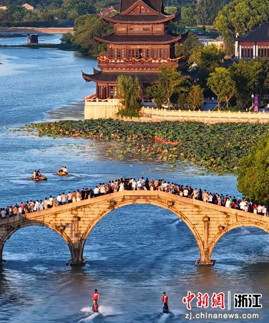 游客在双林三桥合影。双林镇供图 游客在双林三桥合影。双林镇供图