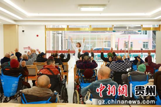 医护人员带领老人们进行锻炼。 吴麟钦 摄 医护人员带领老人们进行锻炼。 吴麟钦 摄