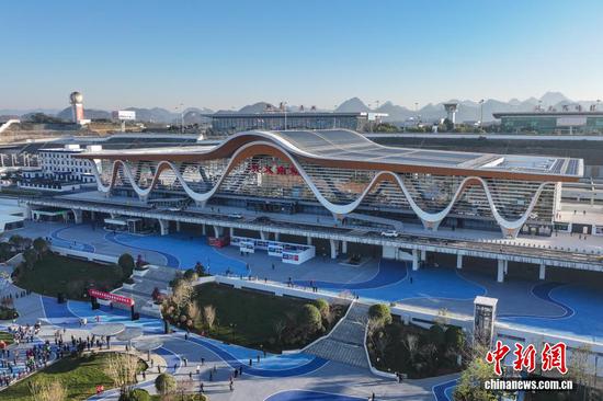 11月28日,贵州省兴义市,航拍盘兴高铁兴义南站。当日,贵州盘州至兴义高速铁路(盘兴高铁)开通运营,该高铁全长99公里,设计时速250公里,自沪昆客专盘州站引出,经盘州市石桥镇、响水镇、保田镇进入黔西南州兴义市。该高铁共设车站3座,其中改建盘州站,新建保田站、兴义南站。盘兴高铁的开通让贵州成为中国西南地区首个实现市(州)中心城市高铁全覆盖的省份。(无人机照片) 11月28日,贵州省兴义市,航拍盘兴高铁兴义南站。当日,贵州盘州至兴义高速铁路(盘兴高铁)开通运营,该高铁全长99公里,设计时速250公里,自沪昆客专盘州站引出,经盘州市石桥镇、响水镇、保田镇进入黔西南州兴义市。该高铁共设车站3座,其中改建盘州站,新建保田站、兴义南站。盘兴高铁的开通让贵州成为中国西南地区首个实现市(州)中心城市高铁全覆盖的省份。(无人机照片)