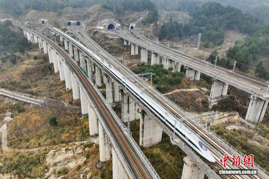 资料图:航拍位于贵阳市乌当区的沪昆高铁、贵广高铁、贵开城际铁路的隧道和桥梁。 中新网记者瞿宏伦 摄 资料图:航拍位于贵阳市乌当区的沪昆高铁、贵广高铁、贵开城际铁路的隧道和桥梁。 中新网记者瞿宏伦 摄