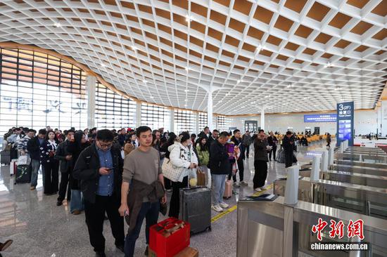 11月28日,贵州省兴义市,旅客在兴义南站候车大厅排队等待检票。当日,贵州盘州至兴义高速铁路(盘兴高铁)开通运营,该高铁全长99公里,设计时速250公里,自沪昆客专盘州站引出,经盘州市石桥镇、响水镇、保田镇进入黔西南州兴义市。该高铁共设车站3座,其中改建盘州站,新建保田站、兴义南站。盘兴高铁的开通让贵州成为中国西南地区首个实现市(州)中心城市高铁全覆盖的省份。 11月28日,贵州省兴义市,旅客在兴义南站候车大厅排队等待检票。当日,贵州盘州至兴义高速铁路(盘兴高铁)开通运营,该高铁全长99公里,设计时速250公里,自沪昆客专盘州站引出,经盘州市石桥镇、响水镇、保田镇进入黔西南州兴义市。该高铁共设车站3座,其中改建盘州站,新建保田站、兴义南站。盘兴高铁的开通让贵州成为中国西南地区首个实现市(州)中心城市高铁全覆盖的省份。