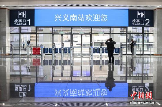 11月28日,贵州省兴义市,旅客在兴义南站拍摄侯车大厅。当日,贵州盘州至兴义高速铁路(盘兴高铁)开通运营,该高铁全长99公里,设计时速250公里,自沪昆客专盘州站引出,经盘州市石桥镇、响水镇、保田镇进入黔西南州兴义市。该高铁共设车站3座,其中改建盘州站,新建保田站、兴义南站。盘兴高铁的开通让贵州成为中国西南地区首个实现市(州)中心城市高铁全覆盖的省份。 11月28日,贵州省兴义市,旅客在兴义南站拍摄侯车大厅。当日,贵州盘州至兴义高速铁路(盘兴高铁)开通运营,该高铁全长99公里,设计时速250公里,自沪昆客专盘州站引出,经盘州市石桥镇、响水镇、保田镇进入黔西南州兴义市。该高铁共设车站3座,其中改建盘州站,新建保田站、兴义南站。盘兴高铁的开通让贵州成为中国西南地区首个实现市(州)中心城市高铁全覆盖的省份。