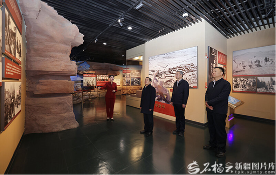 11月26日，自治区党委书记、兵团党委第一书记、第一政委陈小江在新疆兵团军垦博物馆，参观了解兵团建设发展光辉历程和新时代取得的重大成就。石榴云/新疆日报记者 崔志坚 摄