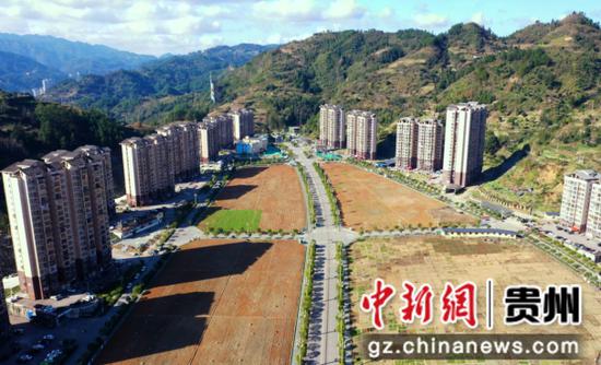 贵州省剑河县易地扶贫搬迁安置点幸福社区的“微菜园”。杨家孟摄 贵州省剑河县易地扶贫搬迁安置点幸福社区的“微菜园”。杨家孟摄