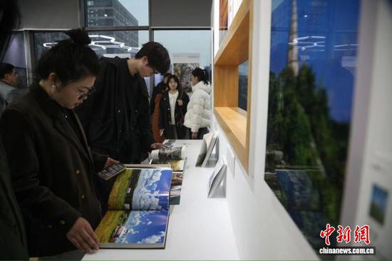 “2025多彩贵州·第十八届中国原生态国际摄影大展”上海精品巡展展厅现场。　中新网记者 张亨伟 摄