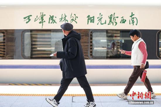 11月28日,贵州省兴义市,旅客在兴义南站月台登车。当日,贵州盘州至兴义高速铁路(盘兴高铁)开通运营,该高铁全长99公里,设计时速250公里,自沪昆客专盘州站引出,经盘州市石桥镇、响水镇、保田镇进入黔西南州兴义市。该高铁共设车站3座,其中改建盘州站,新建保田站、兴义南站。盘兴高铁的开通让贵州成为中国西南地区首个实现市(州)中心城市高铁全覆盖的省份。 11月28日,贵州省兴义市,旅客在兴义南站月台登车。当日,贵州盘州至兴义高速铁路(盘兴高铁)开通运营,该高铁全长99公里,设计时速250公里,自沪昆客专盘州站引出,经盘州市石桥镇、响水镇、保田镇进入黔西南州兴义市。该高铁共设车站3座,其中改建盘州站,新建保田站、兴义南站。盘兴高铁的开通让贵州成为中国西南地区首个实现市(州)中心城市高铁全覆盖的省份。