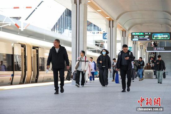 11月28日,贵州省兴义市,旅客在兴义南站月台登车。当日,贵州盘州至兴义高速铁路(盘兴高铁)开通运营,该高铁全长99公里,设计时速250公里,自沪昆客专盘州站引出,经盘州市石桥镇、响水镇、保田镇进入黔西南州兴义市。该高铁共设车站3座,其中改建盘州站,新建保田站、兴义南站。盘兴高铁的开通让贵州成为中国西南地区首个实现市(州)中心城市高铁全覆盖的省份。 11月28日,贵州省兴义市,旅客在兴义南站月台登车。当日,贵州盘州至兴义高速铁路(盘兴高铁)开通运营,该高铁全长99公里,设计时速250公里,自沪昆客专盘州站引出,经盘州市石桥镇、响水镇、保田镇进入黔西南州兴义市。该高铁共设车站3座,其中改建盘州站,新建保田站、兴义南站。盘兴高铁的开通让贵州成为中国西南地区首个实现市(州)中心城市高铁全覆盖的省份。