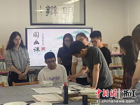 进行书画交流活动。双林镇供图 进行书画交流活动。双林镇供图