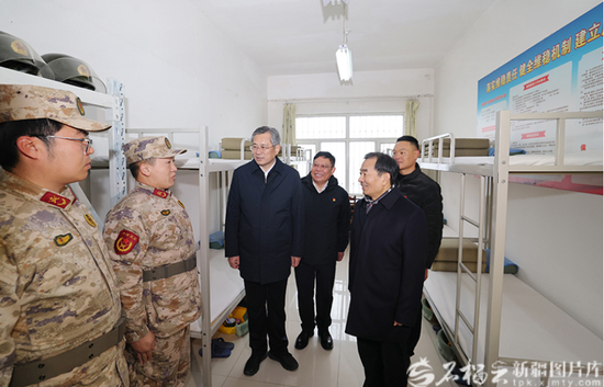 11月26日，自治区党委书记、兵团党委第一书记、第一政委陈小江在兵团第八师石河子市石河子总场十一连，了解连队建设情况。石榴云/新疆日报记者 崔志坚 摄