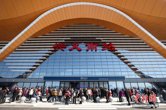 11月28日,贵州省兴义市,市民在兴义南站外参观。当日,贵州盘州至兴义高速铁路(盘兴高铁)开通运营,该高铁全长99公里,设计时速250公里,自沪昆客专盘州站引出,经盘州市石桥镇、响水镇、保田镇进入黔西南州兴义市。该高铁共设车站3座,其中改建盘州站,新建保田站、兴义南站。盘兴高铁的开通让贵州成为中国西南地区首个实现市(州)中心城市高铁全覆盖的省份。 11月28日,贵州省兴义市,市民在兴义南站外参观。当日,贵州盘州至兴义高速铁路(盘兴高铁)开通运营,该高铁全长99公里,设计时速250公里,自沪昆客专盘州站引出,经盘州市石桥镇、响水镇、保田镇进入黔西南州兴义市。该高铁共设车站3座,其中改建盘州站,新建保田站、兴义南站。盘兴高铁的开通让贵州成为中国西南地区首个实现市(州)中心城市高铁全覆盖的省份。