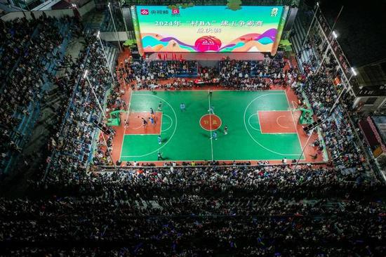 2024年10月4日,2024年“村BA”球王争霸赛总决赛在贵州台江举行。瞿宏伦 摄 2024年10月4日,2024年“村BA”球王争霸赛总决赛在贵州台江举行。瞿宏伦 摄