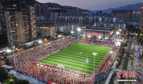 资料图为2025年第一届“村超”全国赛总决赛现场。榕江融媒供图