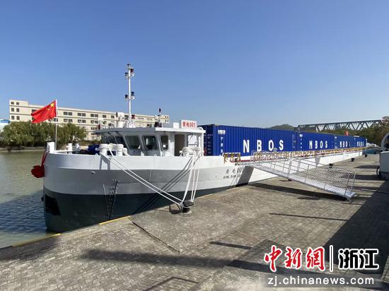 “青电001”号在浙江湖州正式交付启航。浙江省二轻集团 供图 “青电001”号在浙江湖州正式交付启航。浙江省二轻集团 供图