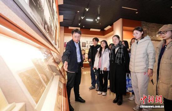 图为南开大学马克思主义学院教师在平津战役纪念馆为学生授课。南开大学 供图