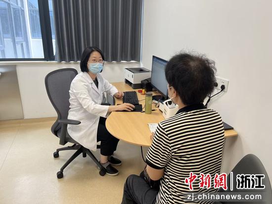 图为季蕴辛在坐诊中。受访者供图 图为季蕴辛在坐诊中。受访者供图