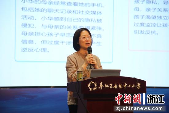 季蕴辛在校园展开科普。受访者供图 季蕴辛在校园展开科普。受访者供图