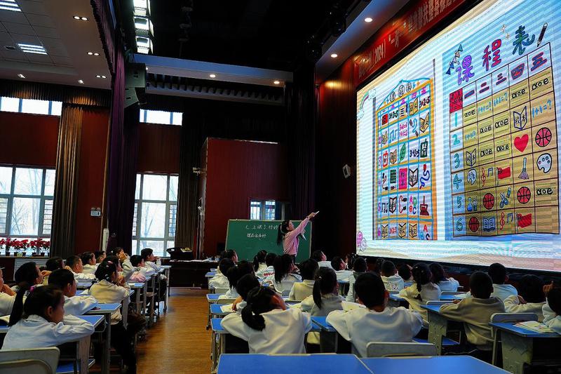 11月24日，昌吉州 “红心共育” 小学思政教育联盟的展示研讨培训活动在昌吉市第十四小学开展。移志向摄