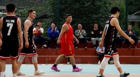 川洞村新篮球场热闹场景 川洞村新篮球场热闹场景