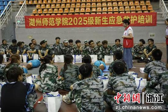 2025年3700名新生全员通过“CPR+AED”培训。（资料图，湖州师范学院供图）