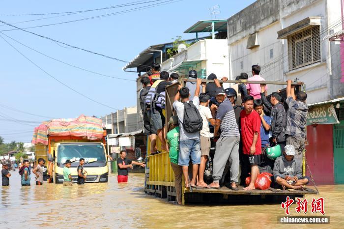 探访印尼苏门答腊“孤岛”小镇：断水断电无信号 城区成泽国