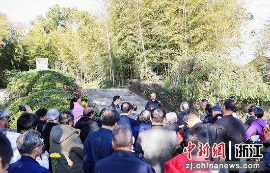 近日,与会诗人、艺术家及各界嘉宾向赵孟頫管道升陵墓献花致敬。(主办方供图) 近日,与会诗人、艺术家及各界嘉宾向赵孟頫管道升陵墓献花致敬。(主办方供图)