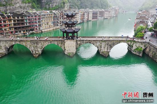 贵州省黔东南州镇远古城与㵲阳河相映成趣，吸引旅游观光。潘希来 摄