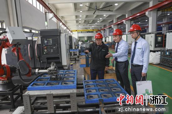 农行工作人员调研企业生产。 农行温州分行供图 农行工作人员调研企业生产。 农行温州分行供图