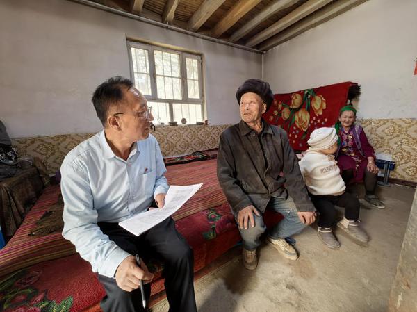 图为:驻村第一书记走访慰问困难家庭 图为:驻村第一书记走访慰问困难家庭