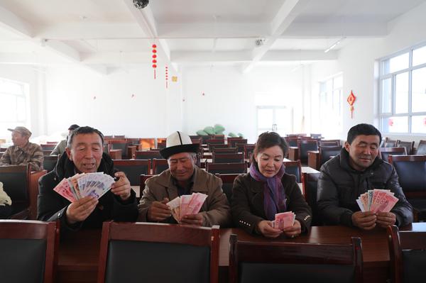 图为：农牧民晒分红 于赛克·阿布力 摄