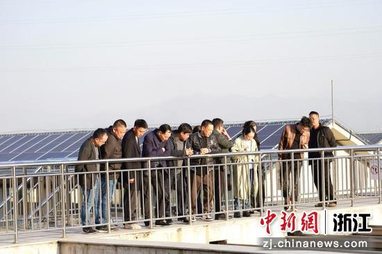 日前,永康市自来水有限公司总经理金顺谱一行至永康钱江水务桥下水厂参观交流。张颖 供图 日前,永康市自来水有限公司总经理金顺谱一行至永康钱江水务桥下水厂参观交流。张颖 供图
