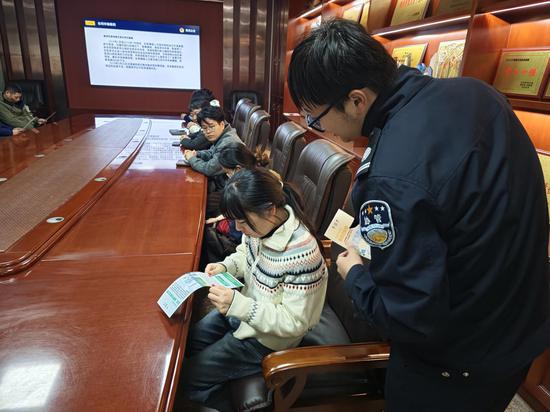 民警向小朋友宣传反诈知识。善琏镇供图 民警向小朋友宣传反诈知识。善琏镇供图