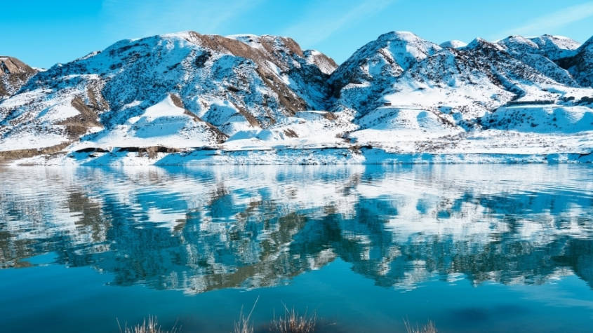 新疆昌吉州:冰蓝湖水邂逅洁白雪峰 新疆昌吉州:冰蓝湖水邂逅洁白雪峰