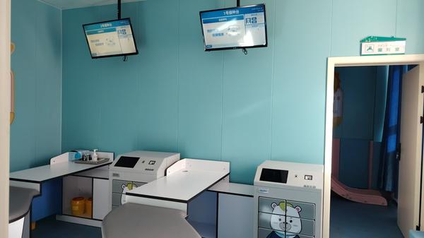 图为：苏木塔什乡智慧化预防接种门诊设施设备