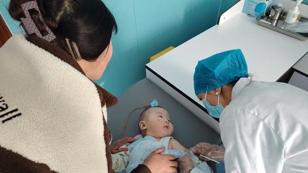 图为：苏木塔什乡智慧化预防接种门诊接种现场