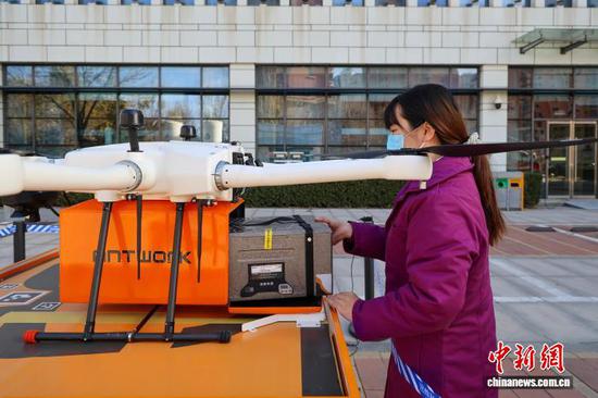 12月1日，天津市首条常态化无人机运输血液制品航线正式启用。（中新天津生态城供图）