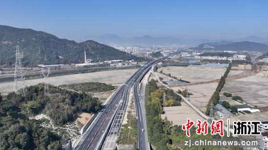 俯瞰甬台温高速公路改扩建工程。 浙交建设 供图 俯瞰甬台温高速公路改扩建工程。 浙交建设 供图