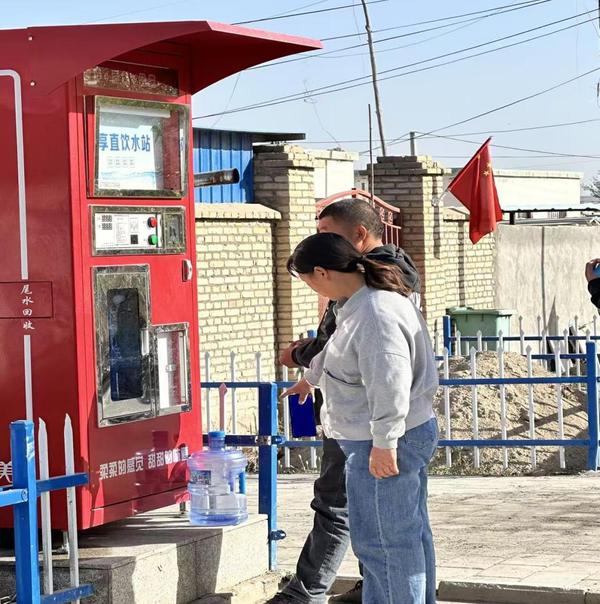 图为:群众在直饮水站接纯净水 图为:群众在直饮水站接纯净水